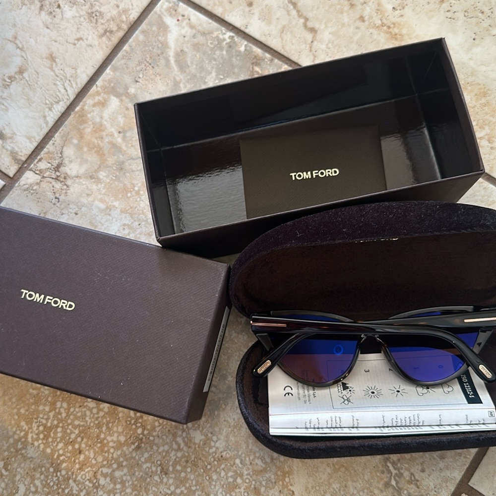Never worn tom ford sunglasses